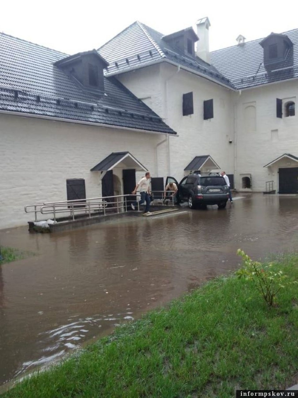 Цоколь Поганкиных палат в Пскове подтопило из-за проблем с ливневой канализацией