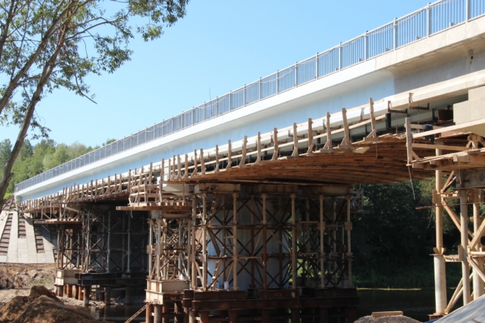 Капитальный ремонт моста через реку Шелонь продолжается в Дновском районе