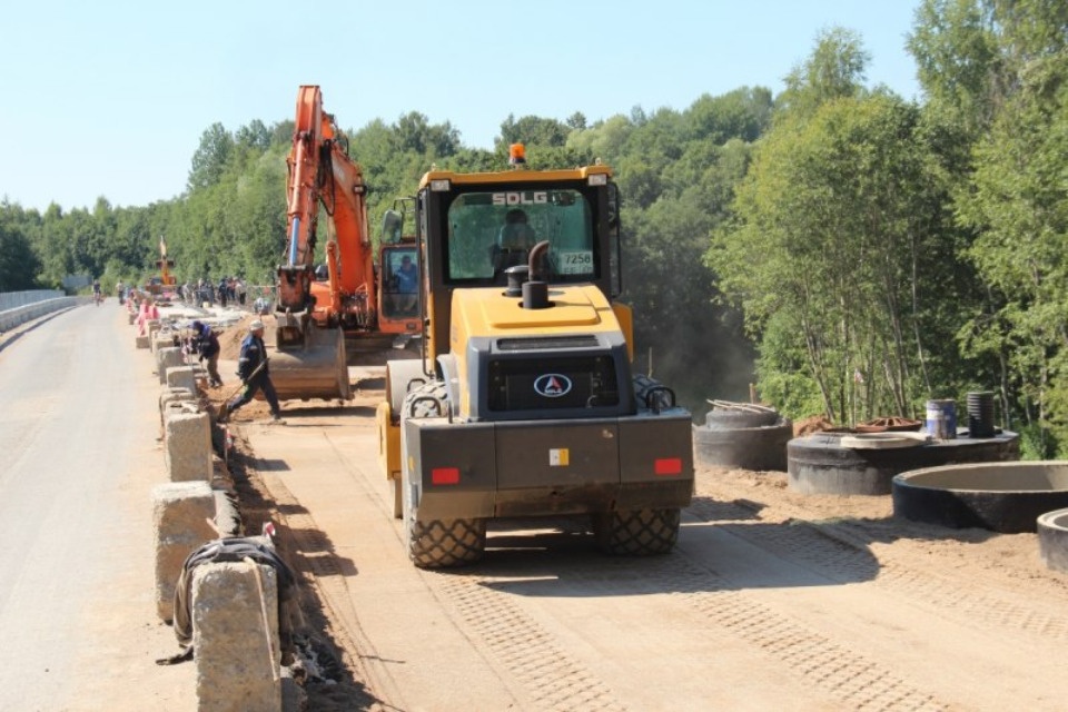 Капитальный ремонт моста через реку Шелонь продолжается в Дновском районе