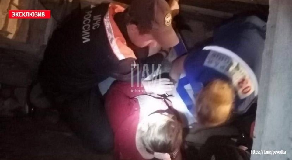 Спасателям в Гдове пришлось вызволять женщины из подвала собственного дома 