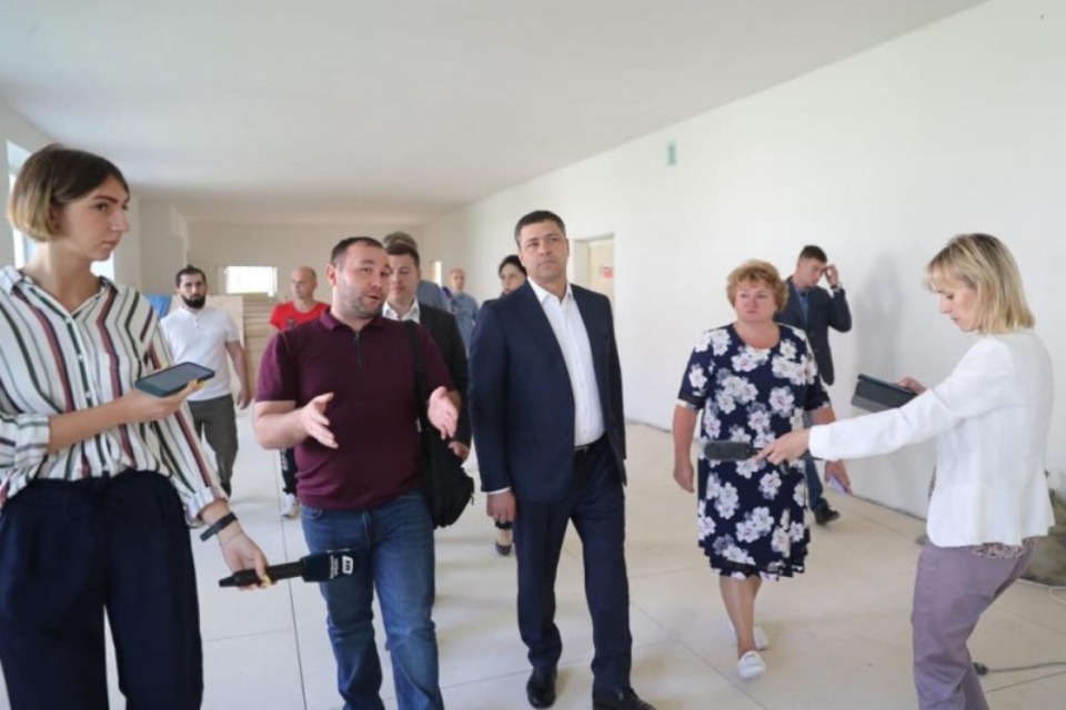 Спортзал и главный корпус школы-интерната в Красногородском районе отремонтируют к 1 сентября