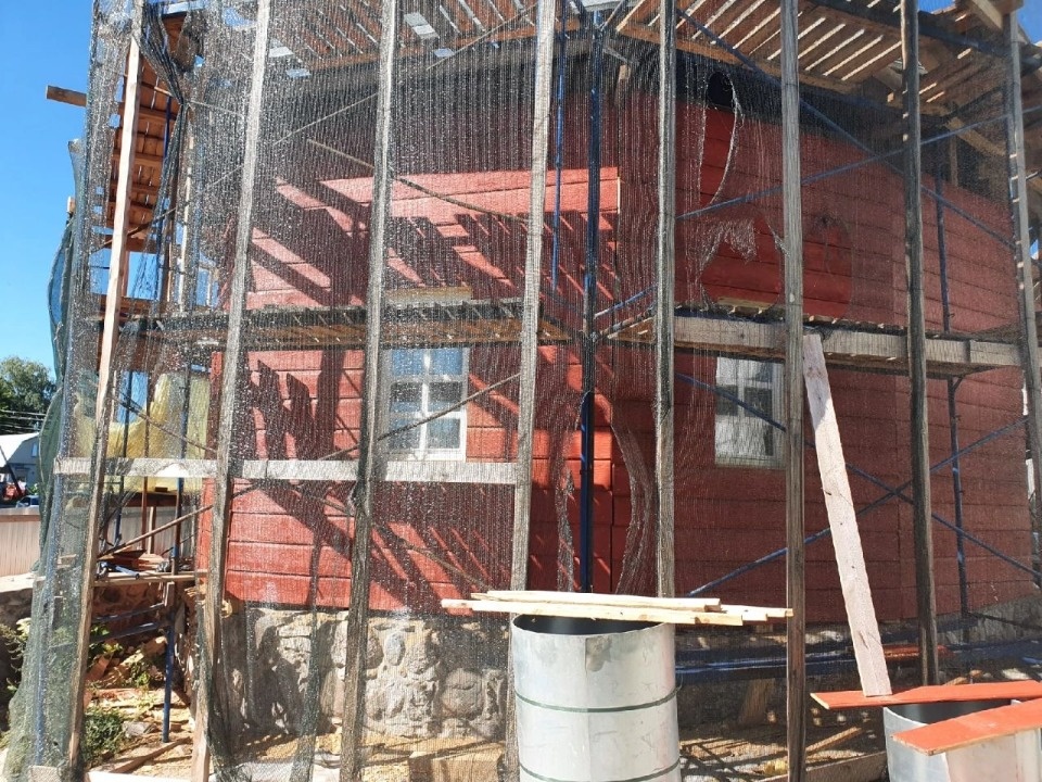 Началась обшивка храма Святой Варвары в Печорах Началась обшивка храма Святой Варвары в Печорах