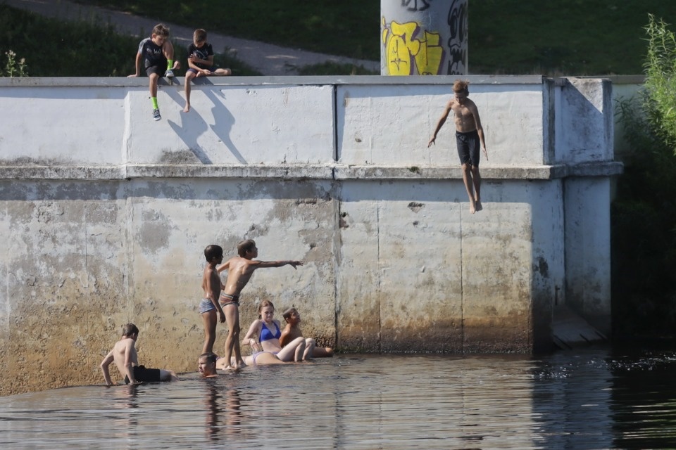 Горячие дни Горячие дни