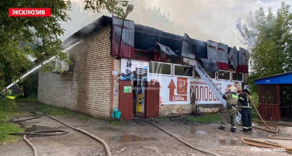 В деревне Соловьи Псковского района горит продуктовый магазин В деревне Соловьи Псковского района горит продуктовый магазин