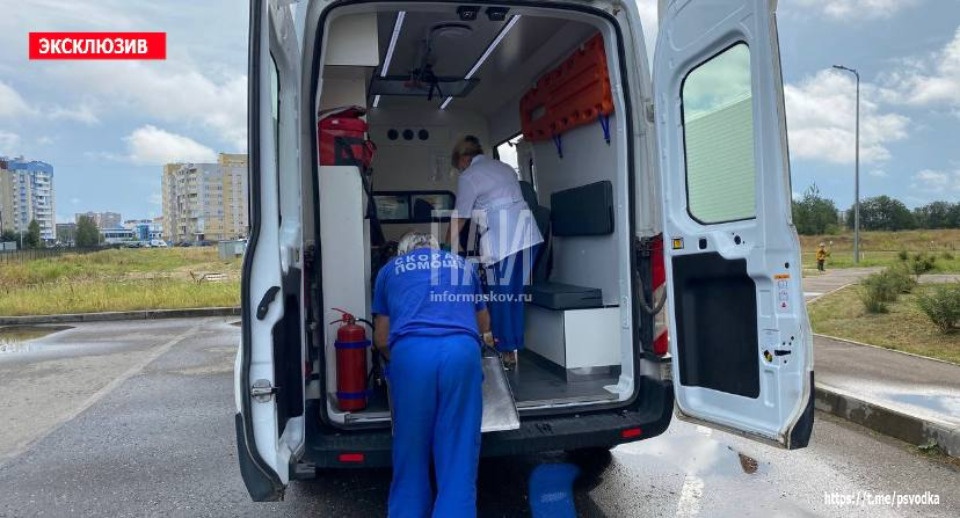 Пенсионерка выпала со второго этажа в Псковском районе