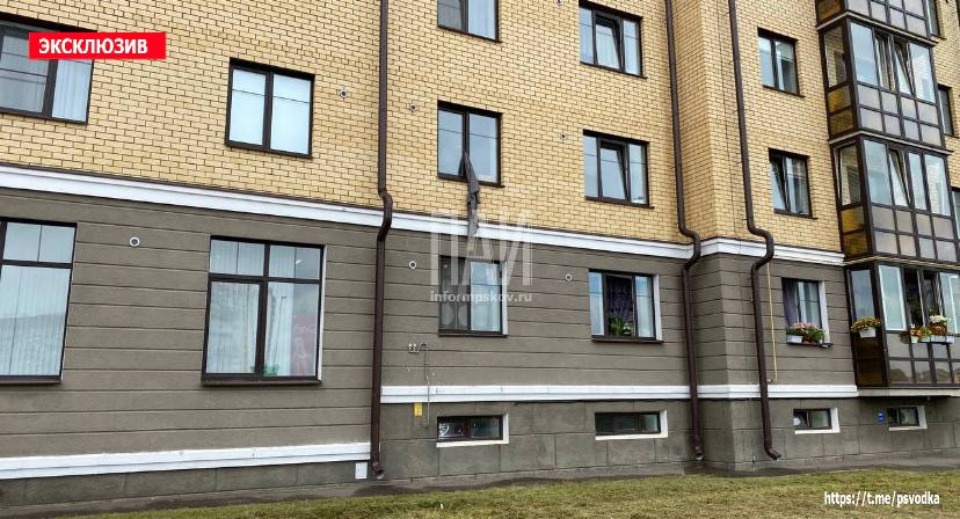 Пенсионерка выпала со второго этажа в Псковском районе