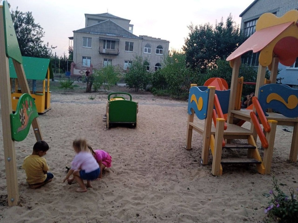 Новая детская площадка появилась в Бериславе при поддержке Псковской области