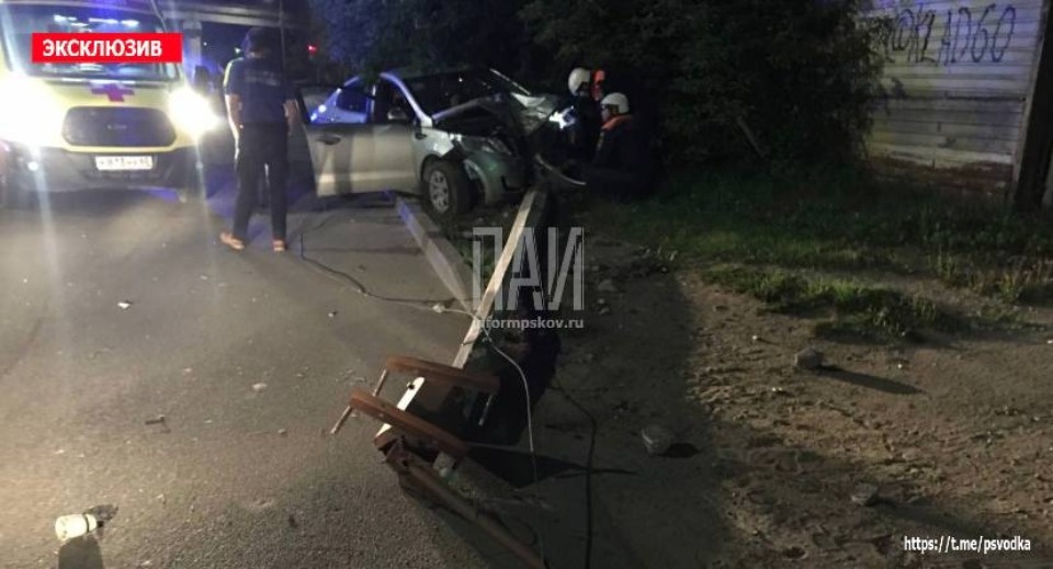 Нетрезвый водитель снес фонарный столб в Пскове