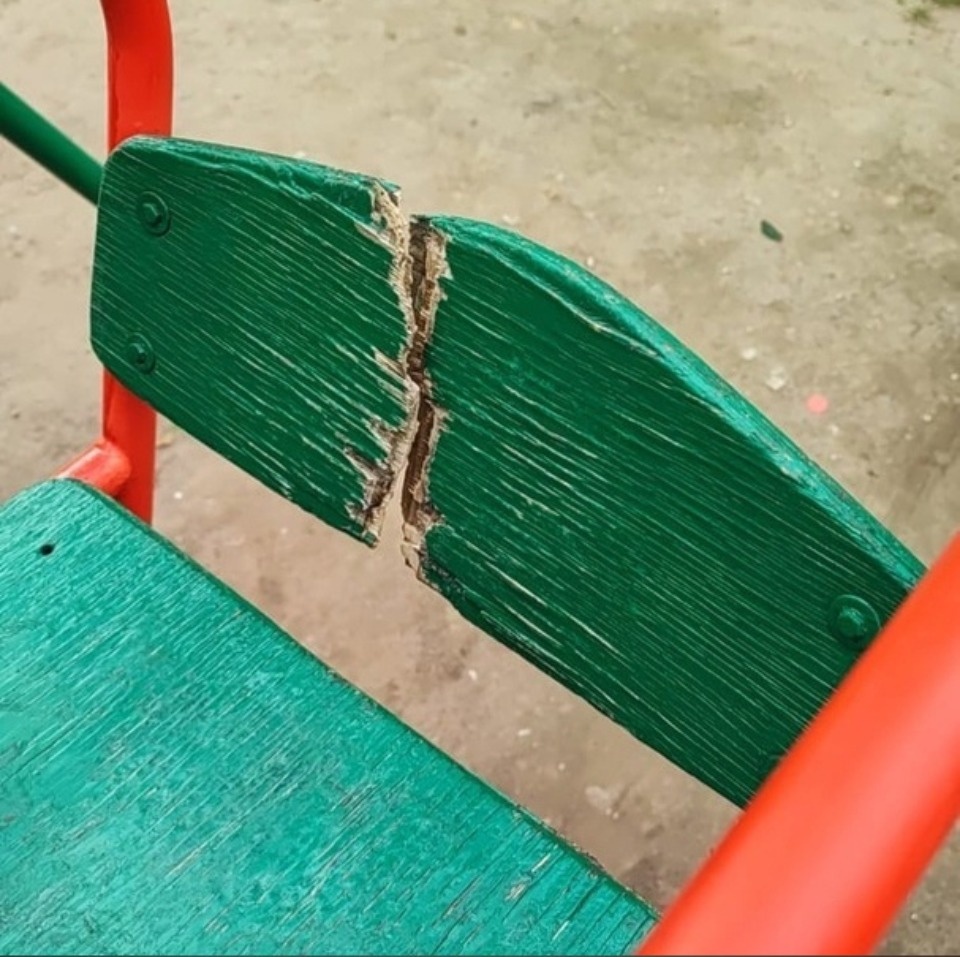 Неизвестные повредили качели в Острове