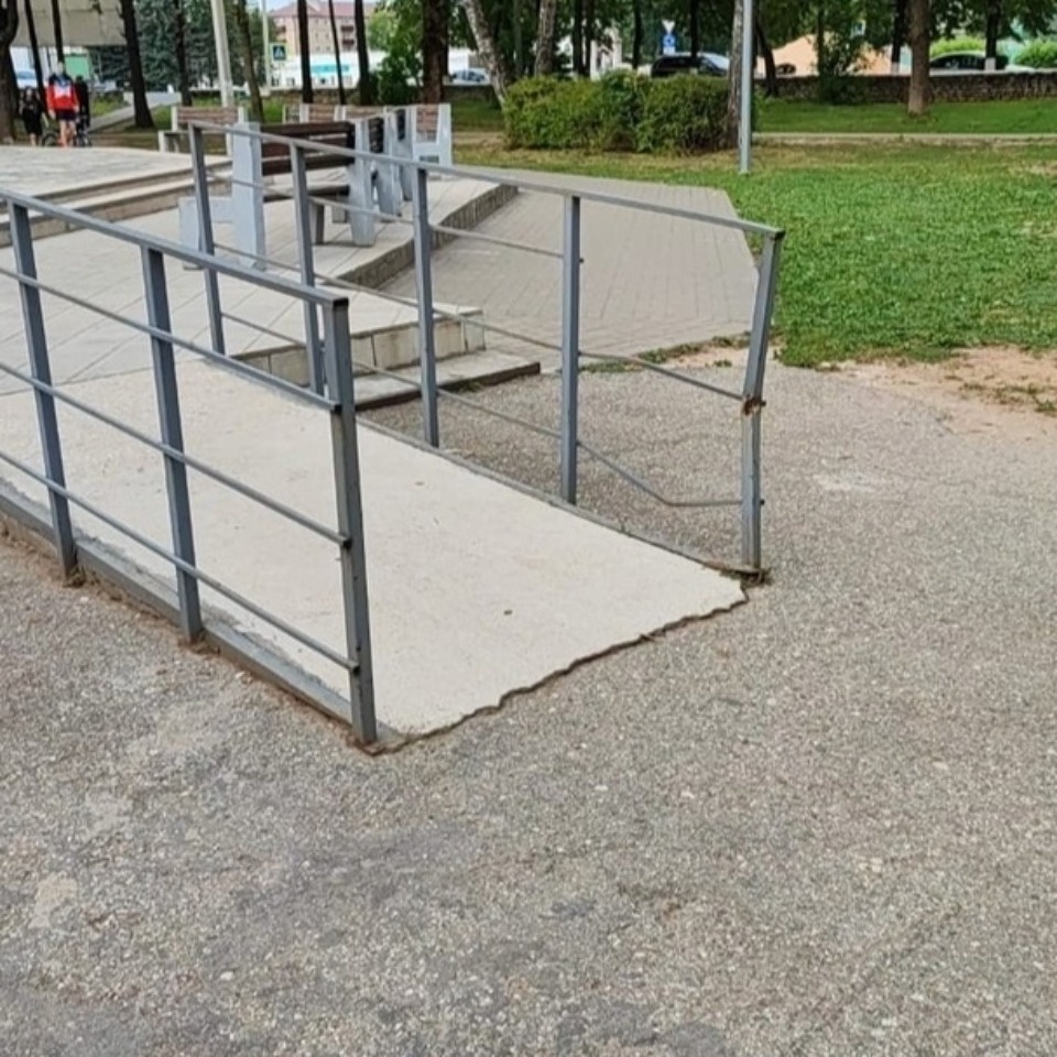 Неизвестные повредили качели в Острове