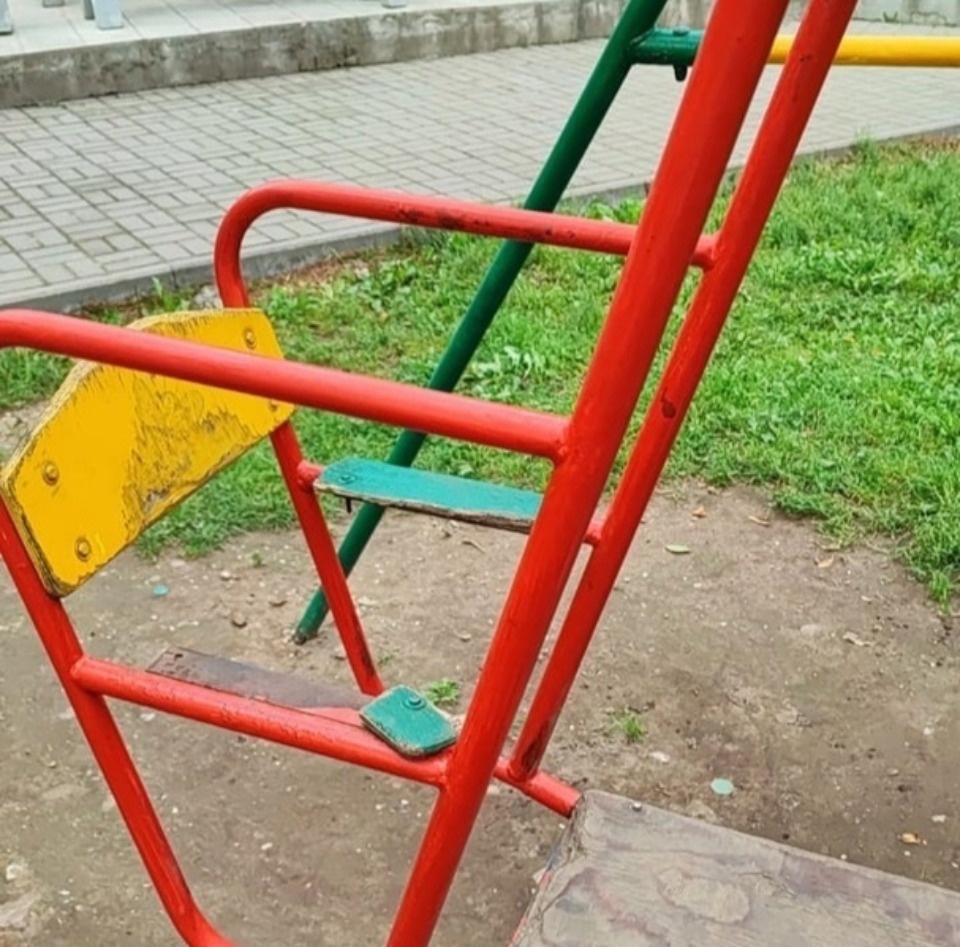 Неизвестные повредили качели в Острове
