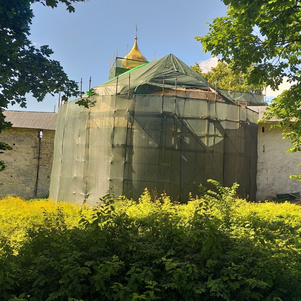 В церкви Николы Вратаря в Печорах отреставрируют исторические витражные окна