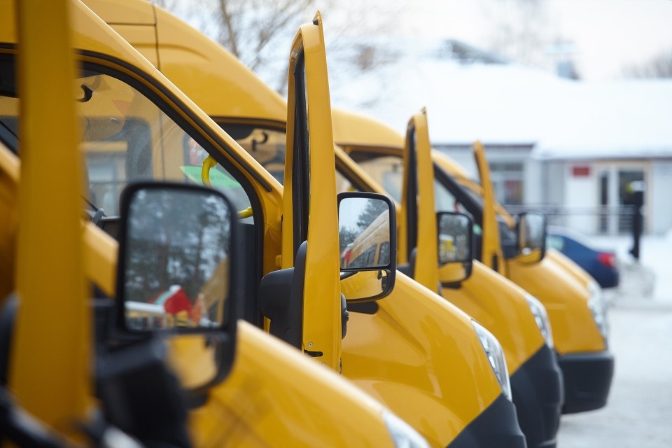 Кареты скорой помощи и школьные автобусы поставят в Псковскую область по федеральной программе