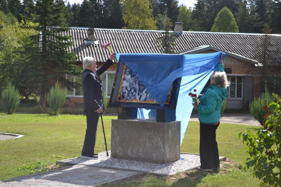 В Плюссе открыли памятный знак детям войны и малолетним узникам