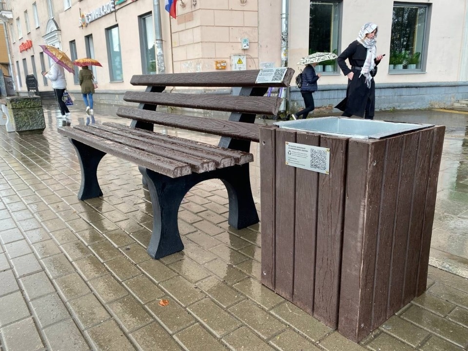 На псковской остановке появилась экспериментальные скамейка и урна
