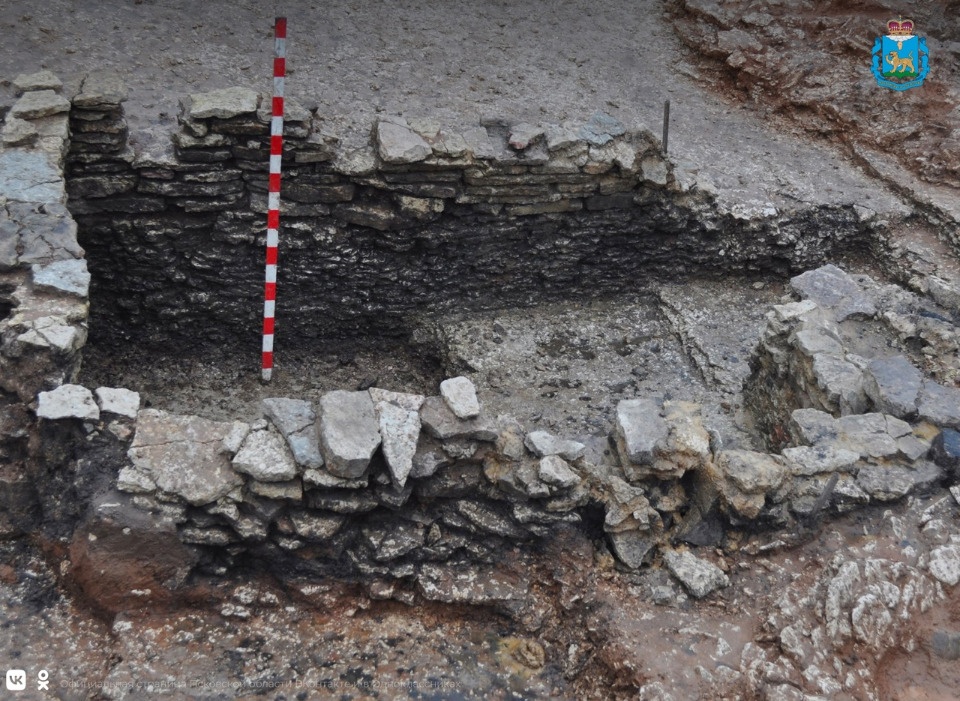 Археологи нашли кельи XIII века на берегу реки в Пскове