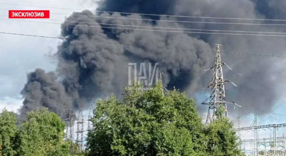 Загоревшуюся емкость потушили на улице Новаторов в Пскове