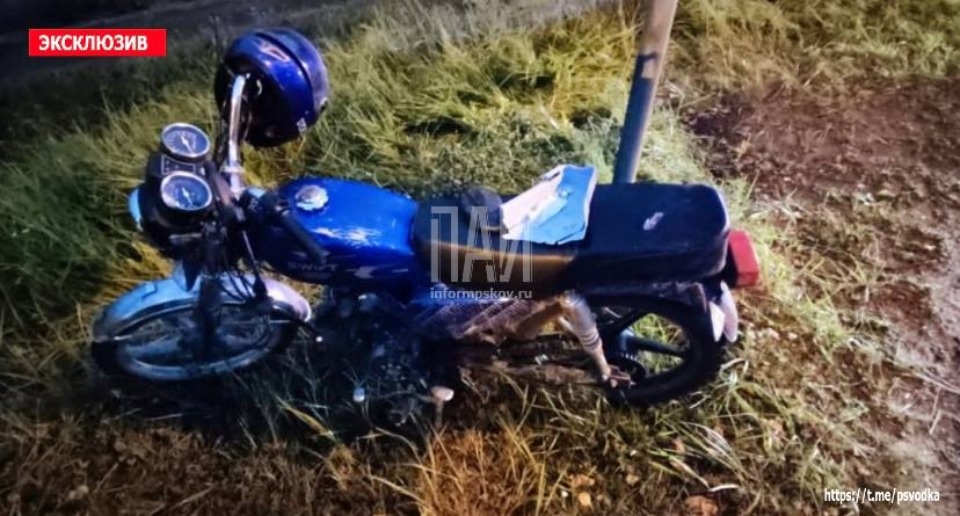 Подросток на мопеде врезался в автомобиль в Изборске