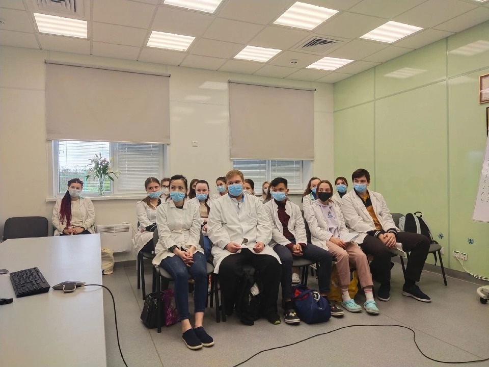 Студенты-медики ПсковГУ начали занятия в Псковской инфекционке