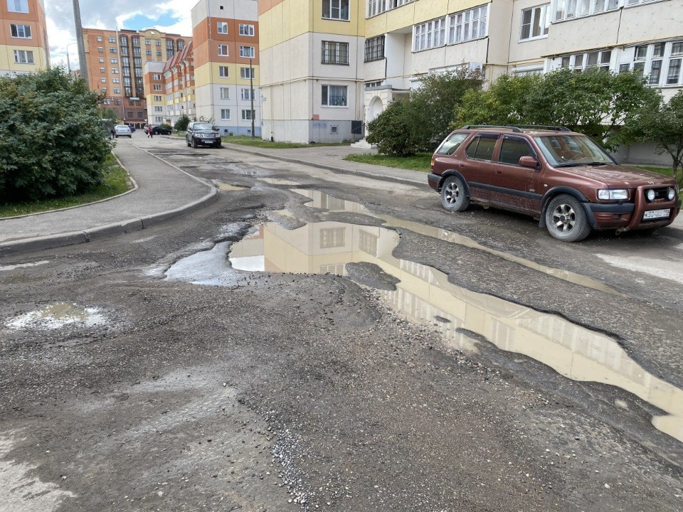 Тротуары на улице Коммунальной в Пскове начнут приводить в порядок на следующей неделе