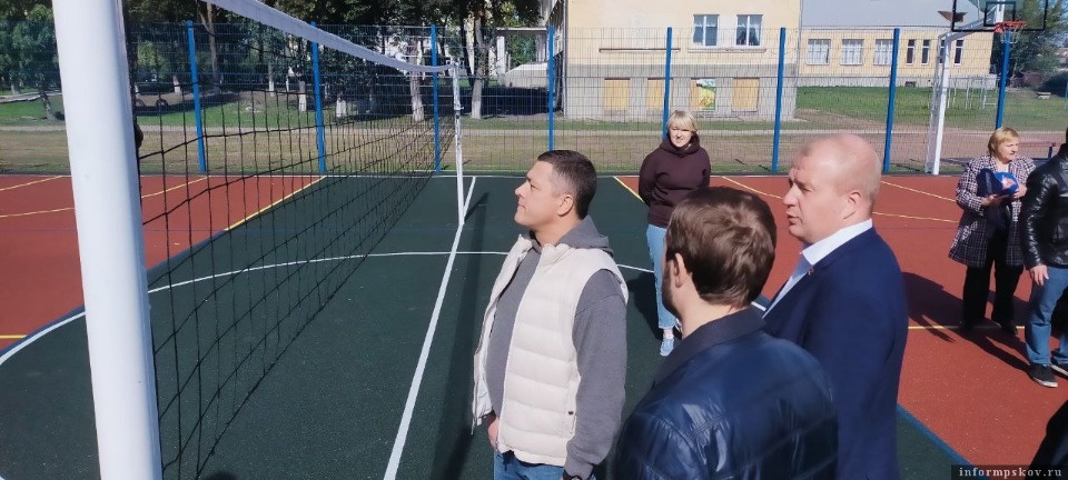 В Пскове открыли новые многофункциональные спортивные площадки