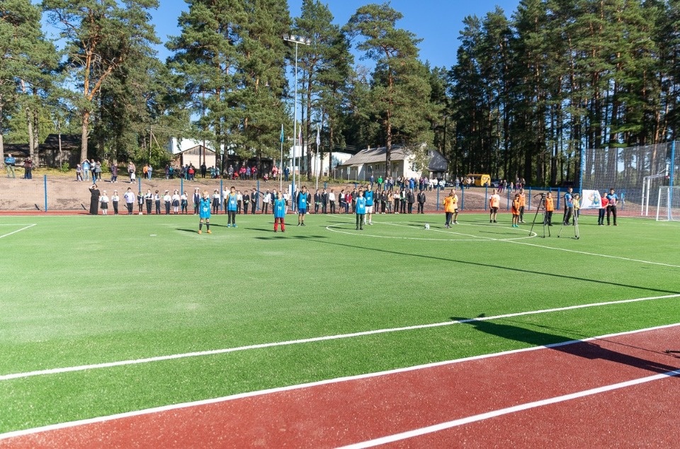 В Плюсском районе торжественно открыли новый школьный стадион
