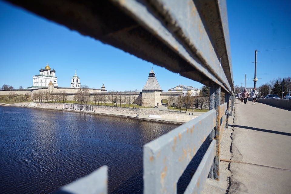 В центре Пскова умер 18-летний молодой человек