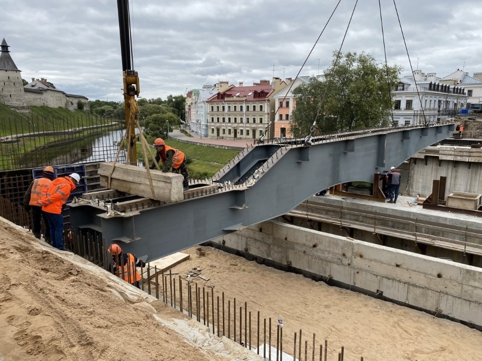 В Пскове установили первую балку «нового» Троицкого моста