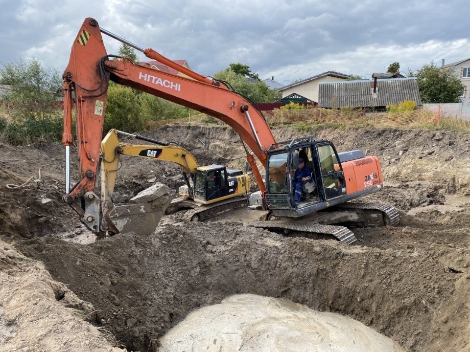 Прокладка сетей ливневой канализации на участке улицы Ипподромной стартовала в Пскове
