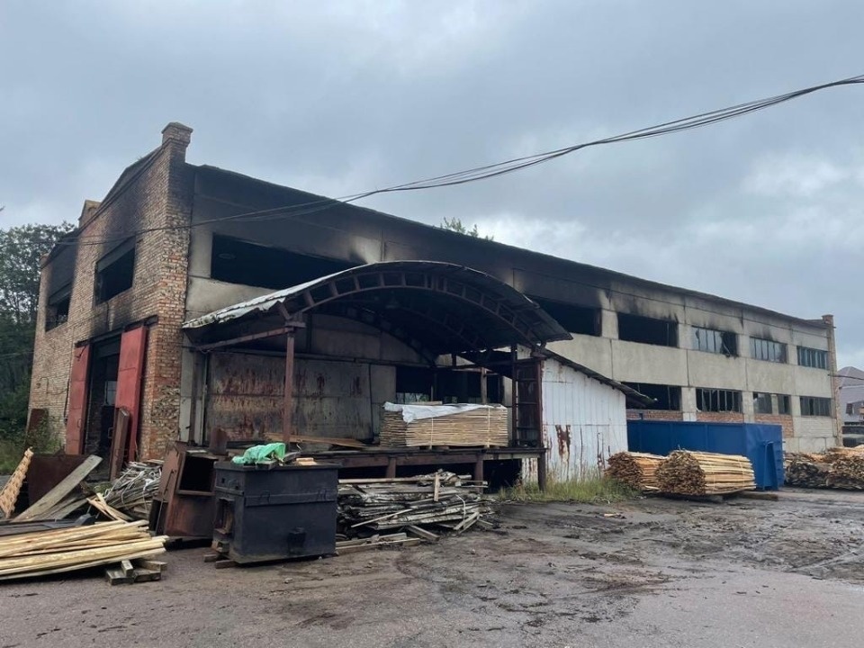 В Великих Луках горела сушильная камера в здании пилорамы