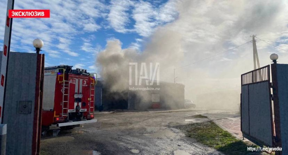 Псковские пожарные ликвидируют пожар в деревне Родина на предприятии Himflex 