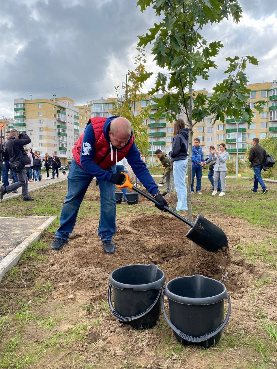 Борис Елкин и Михаил Ведерников приняли участие в благоустройстве парка в Пскове Борис Елкин и Михаил Ведерников приняли участие в благоустройстве парка в Пскове