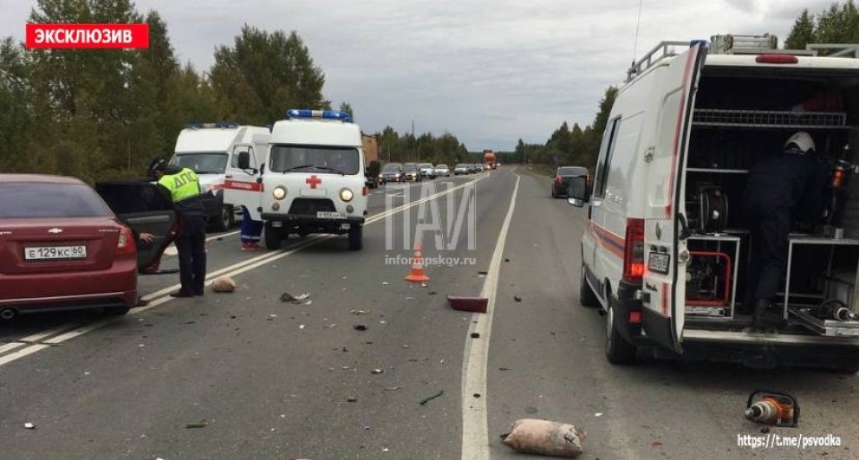 Двое детей пострадали в результате крупного ДТП в Псковском районе