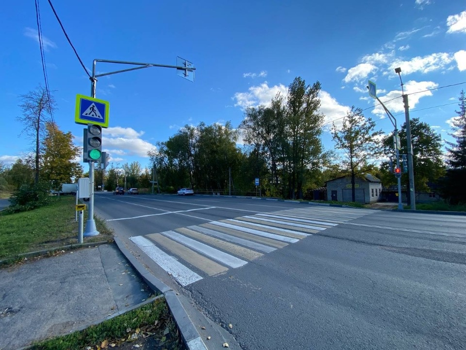 Новый светофор установили на Крестовском шоссе в Пскове Новый светофор установили на Крестовском шоссе в Пскове