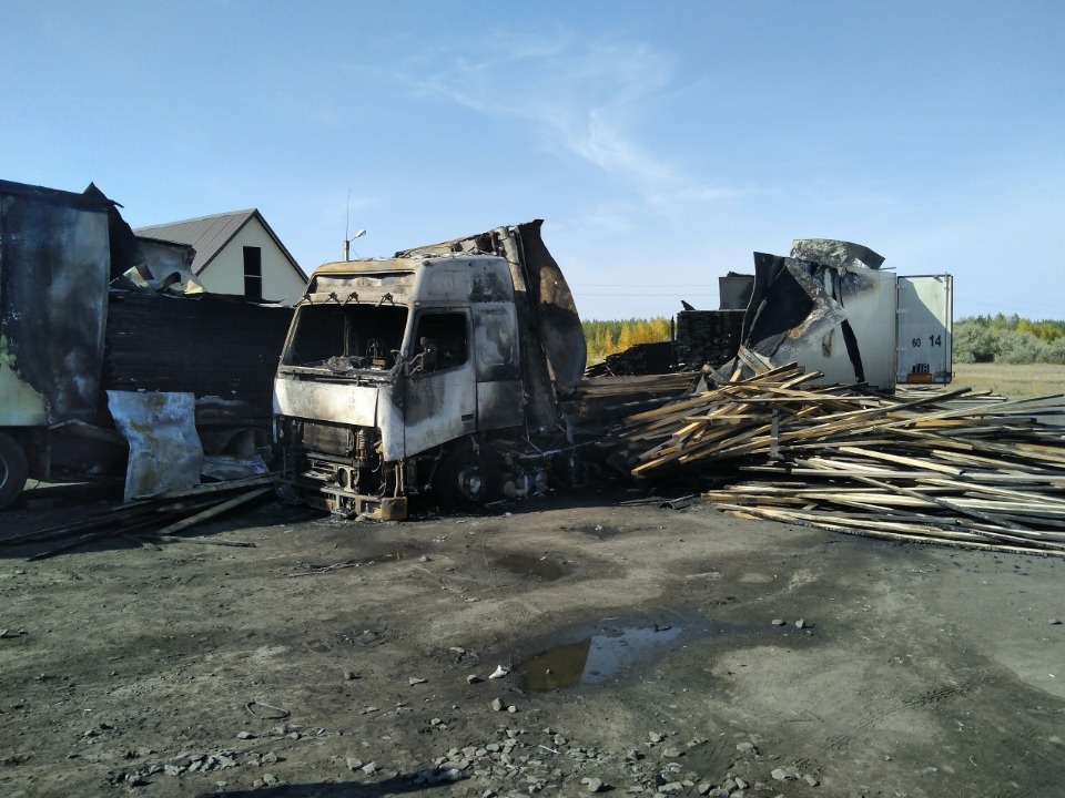 Две псковских фуры с пиломатериалами горели в Новосибирской области