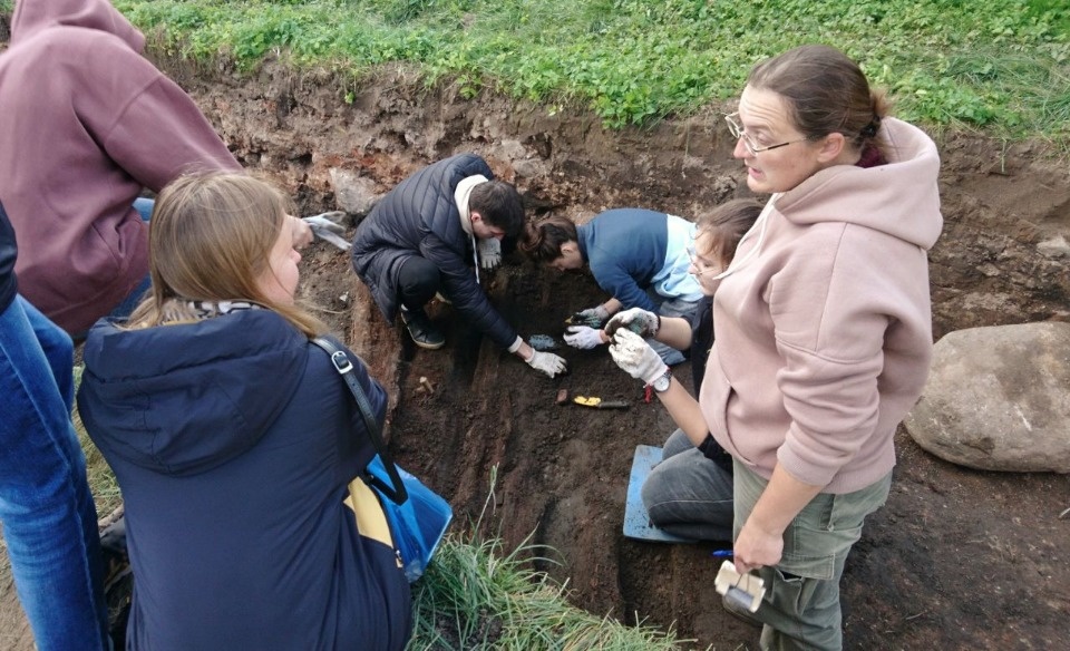 Студенты московского университета обнаружили старинный замок на раскопках в Печорах Студенты московского университета обнаружили старинный замок на раскопках в Печорах