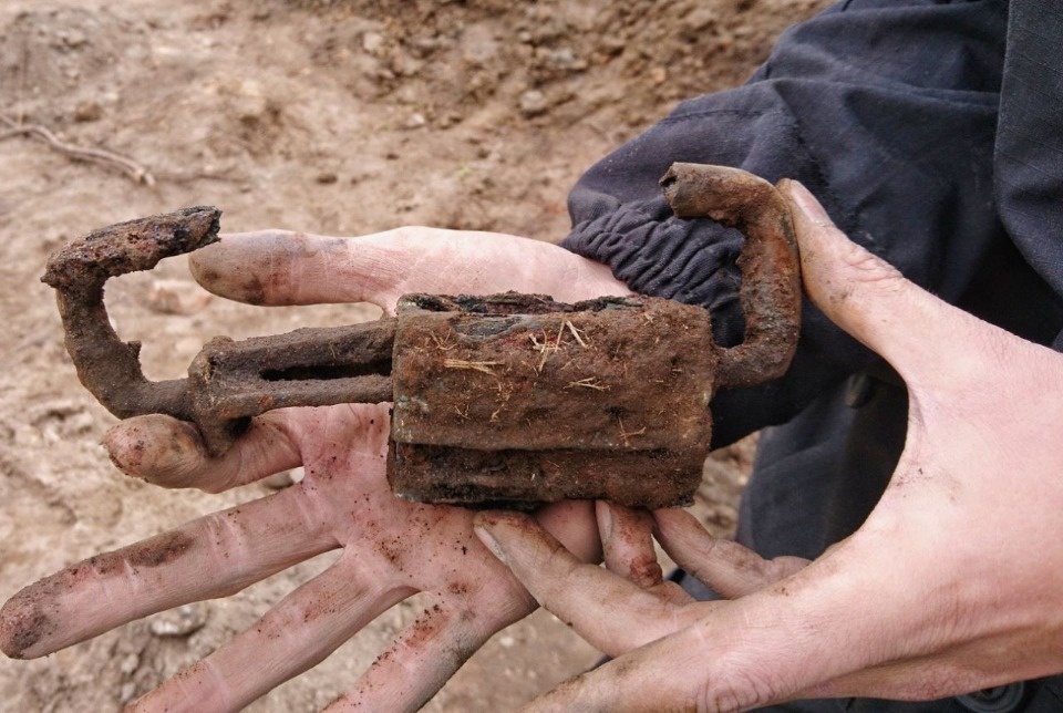 Студенты московского университета обнаружили старинный замок на раскопках в Печорах Студенты московского университета обнаружили старинный замок на раскопках в Печорах