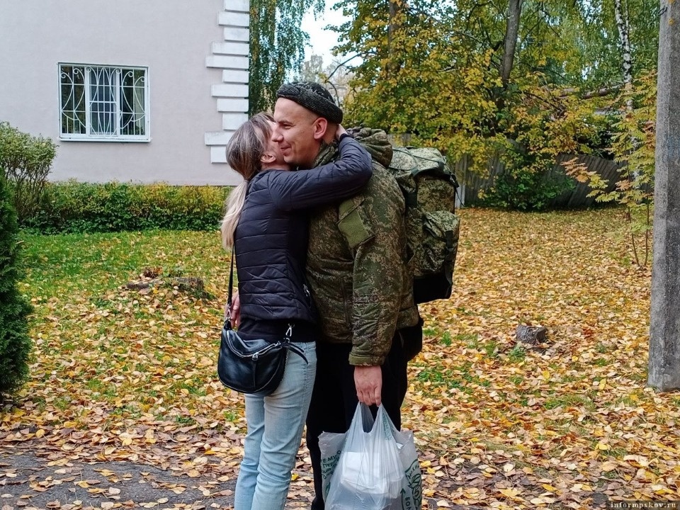 В воинские части отправили мобилизованных из муниципалитетов Псковской области