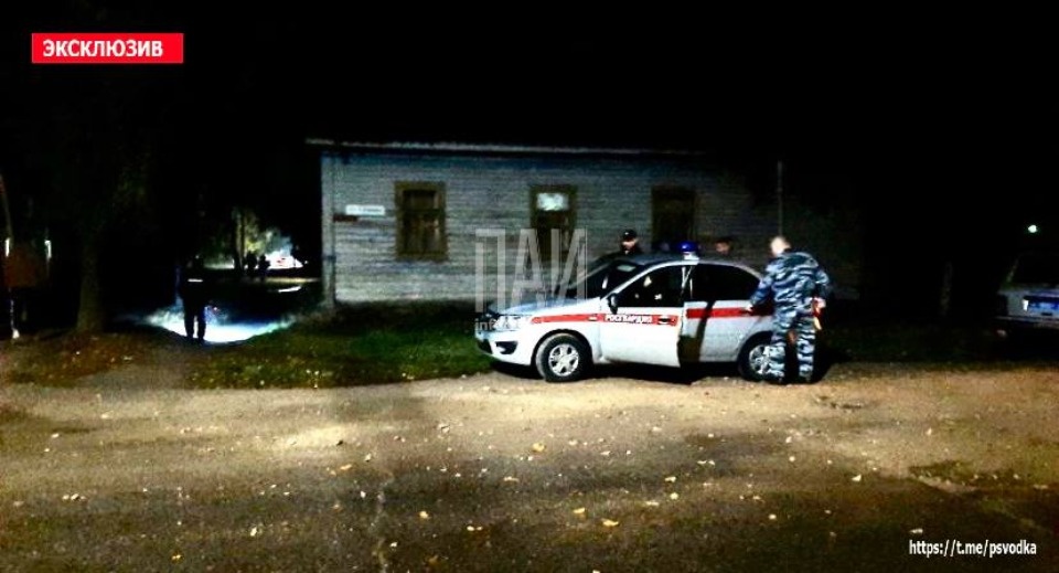 Мужчину с ножевым ранением обнаружили у опочецкой школы