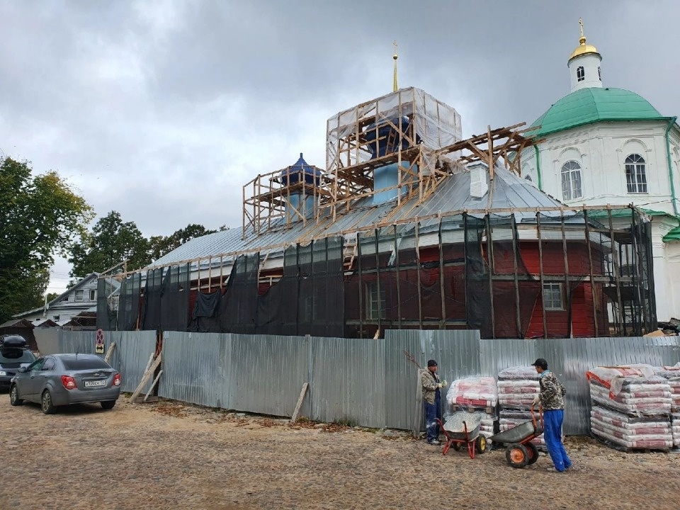 В церкви Святой Варвары в Печорах начался монтаж пола