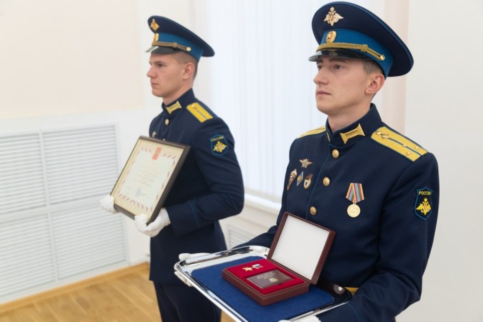 Двух псковских военнослужащих посмертно удостоили награды «Золотые Звезды» Героев России