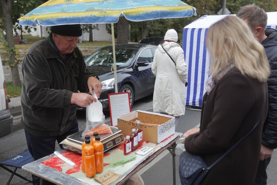 Осенний день год кормит