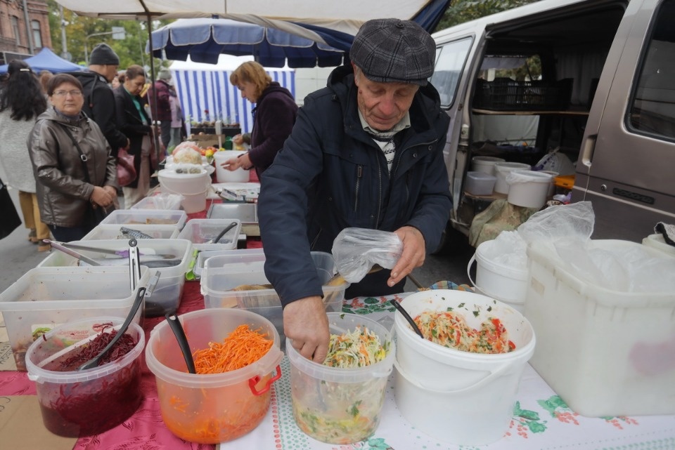 Осенний день год кормит