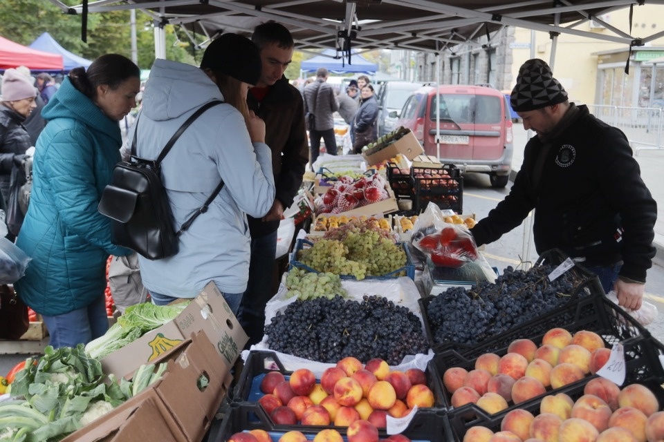 Осенний день год кормит