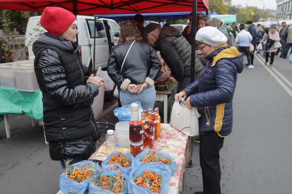 Осенний день год кормит