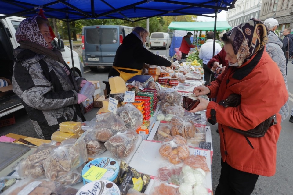 Осенний день год кормит