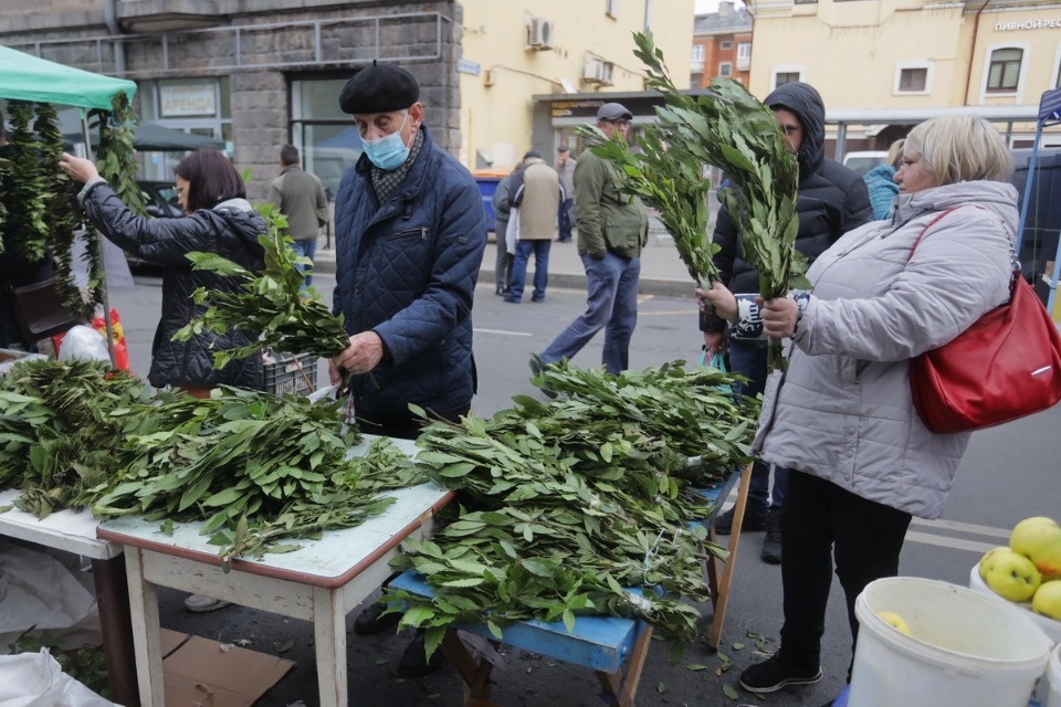 Осенний день год кормит