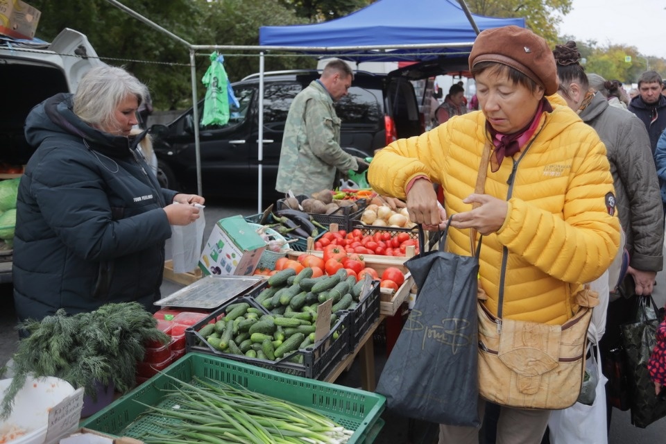 Осенний день год кормит