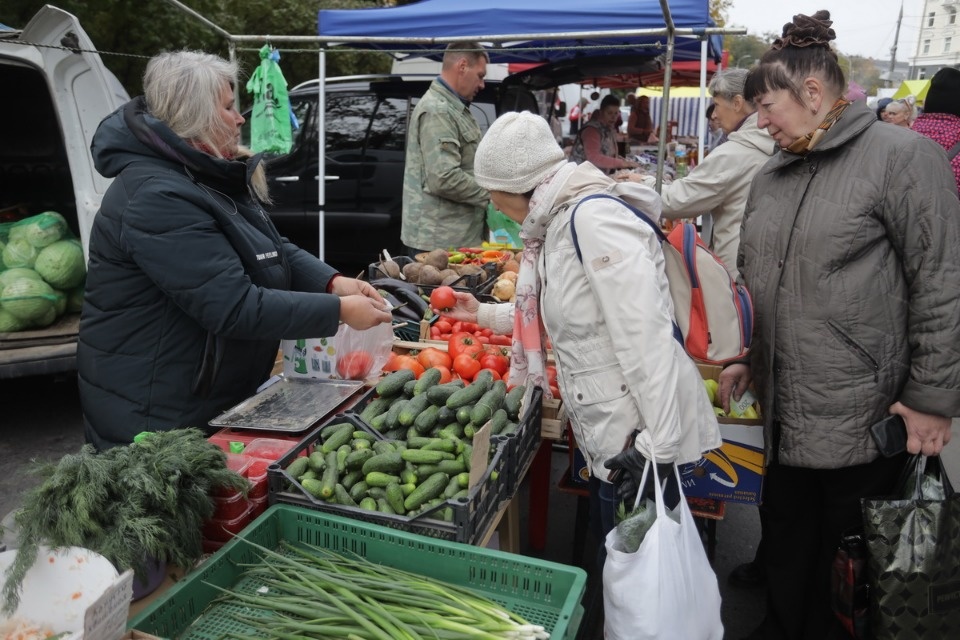 Осенний день год кормит