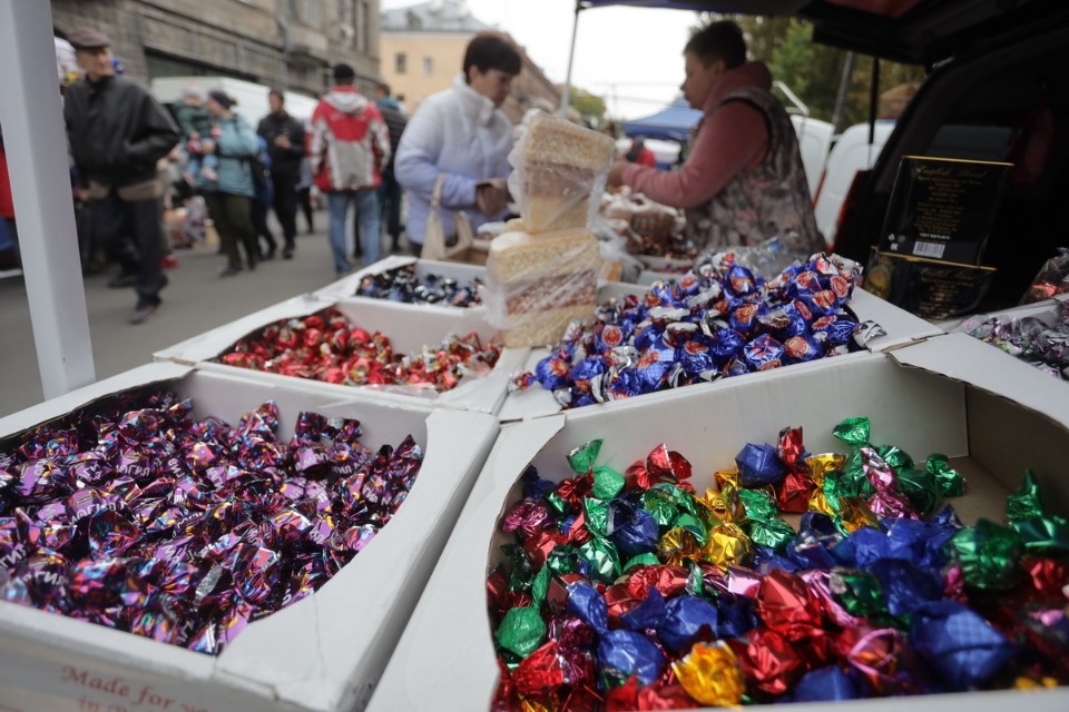 Осенний день год кормит